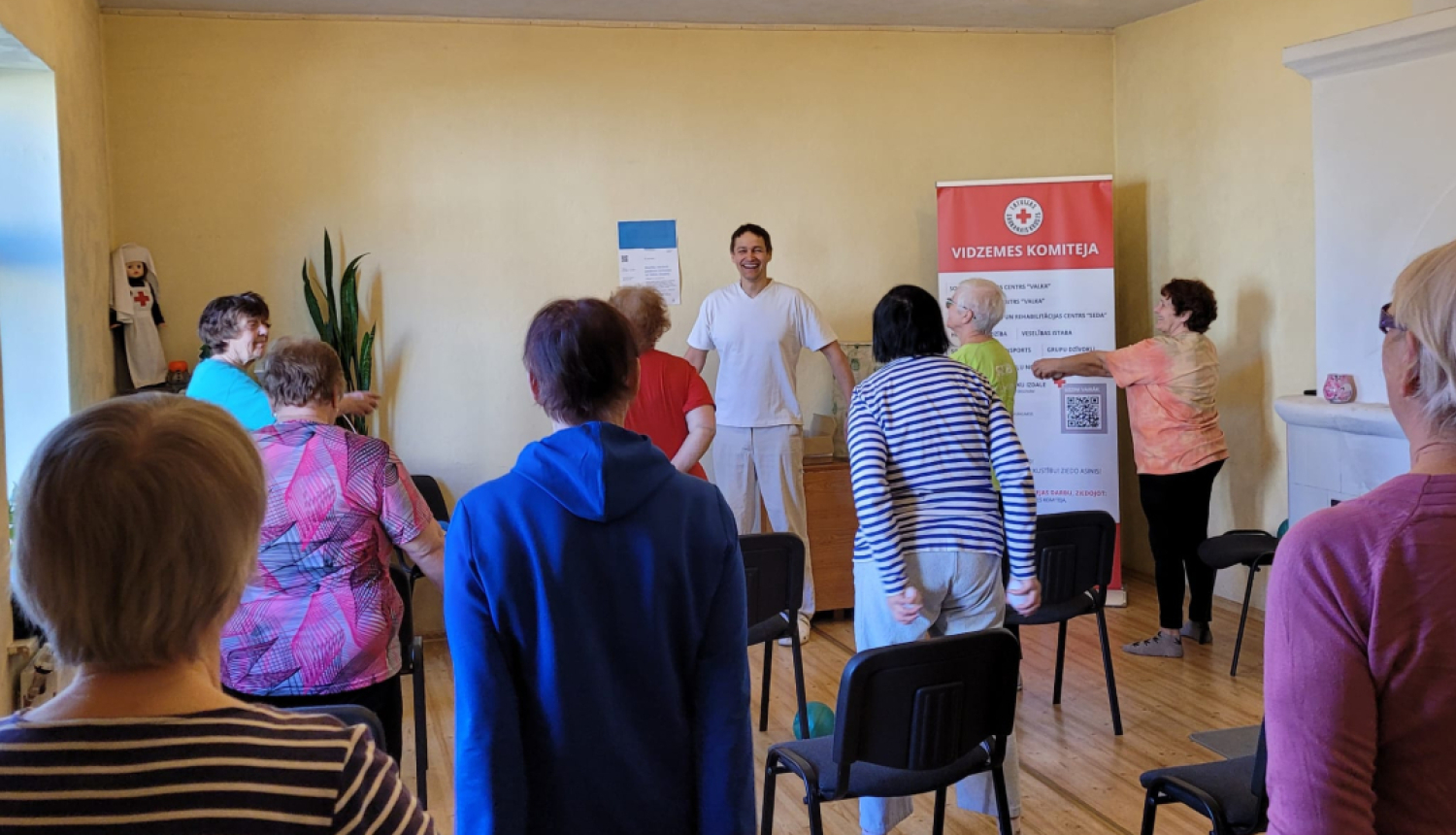 Seniori vingrošanas nodarbībā