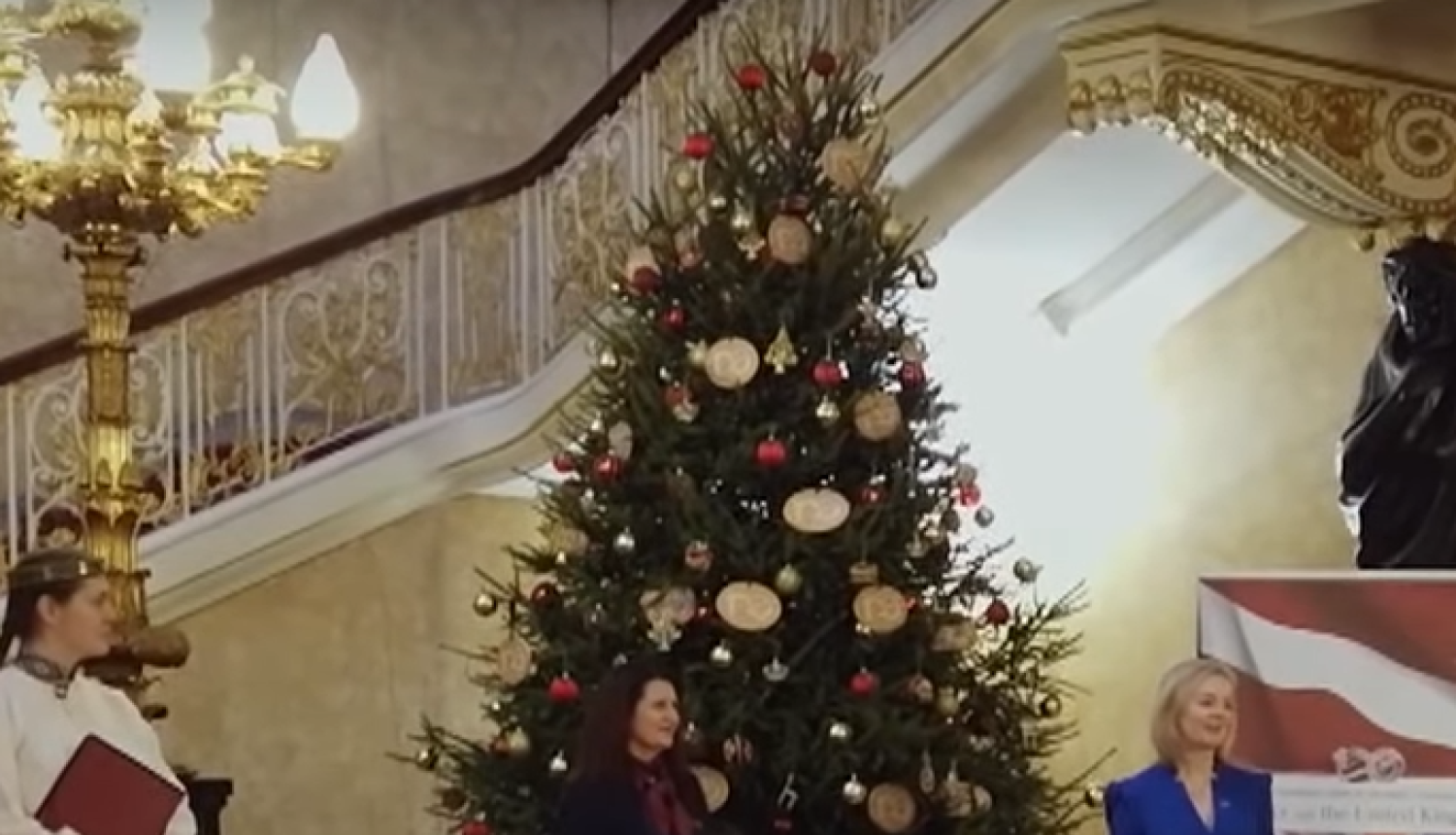 Jau ceturto reizi Valkas novadā audzēta eglīte rotā Lankastera namu Londonā