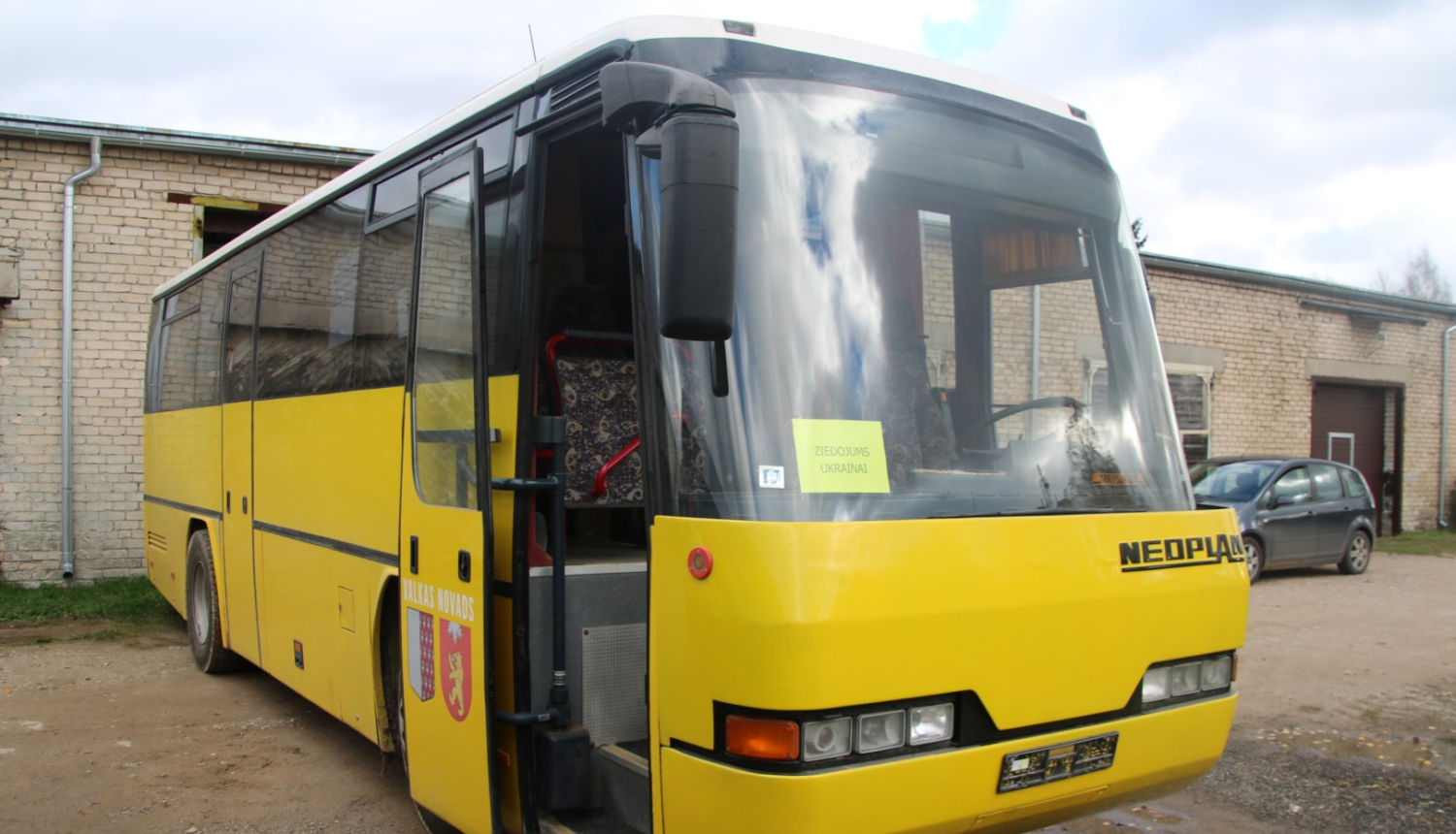 Valkas pašvaldības dāvinātais autobuss ar ziedojumu kravu gatavs ceļam uz Ukrainu