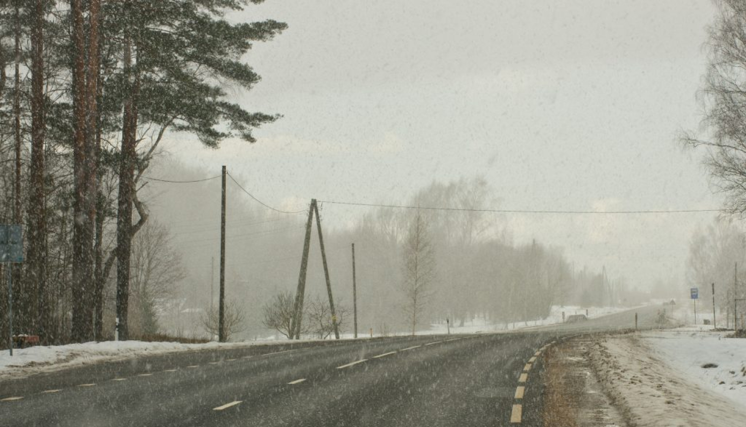 Mainīgos laikapstākļos novecojušā asfalta segumā pastiprināti veidojas bedres