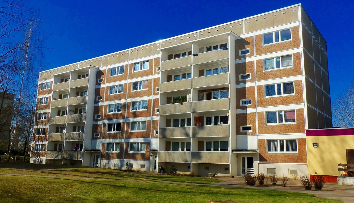 Attēls vizualizācijai ar daudzdzīvokļu māju