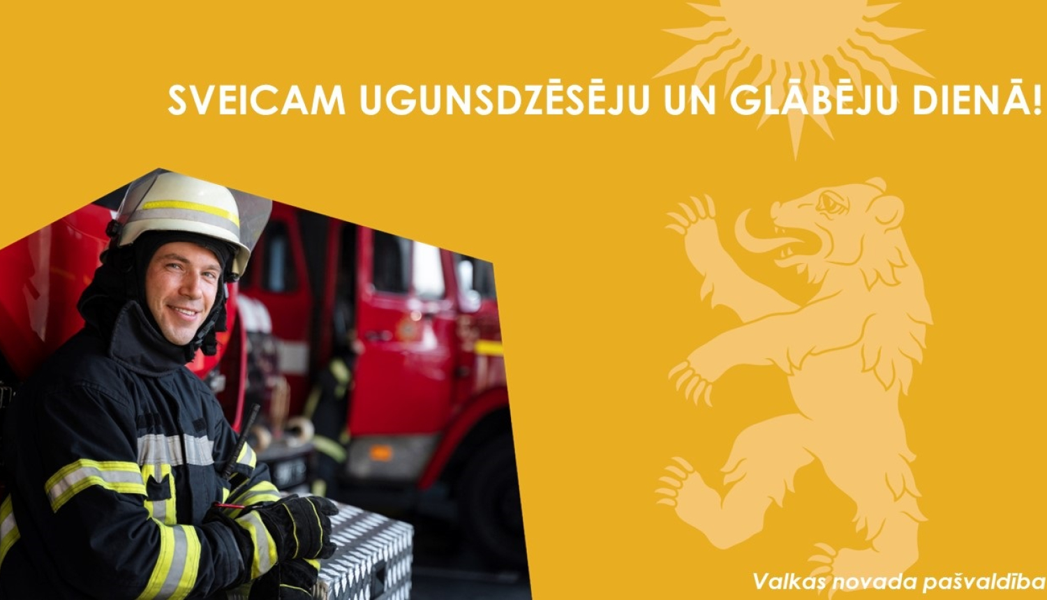 Dzeltens baneris ar Valkas novada ģērboņa lāci un smaidīga ugunsdzēsēja bilde