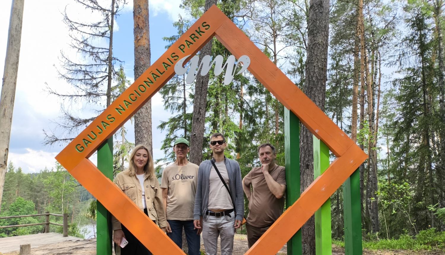 Četru cilvēki pie vides objekta