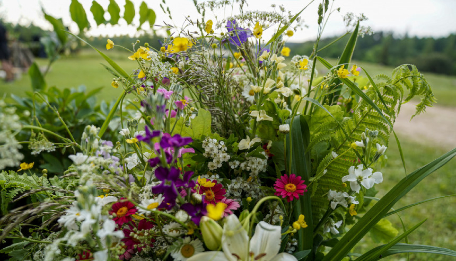 Valka ielīgos pie veikala "Oļupe"
