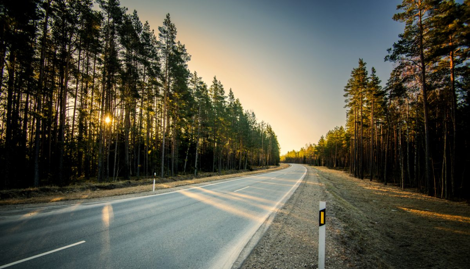 Autovadītāju ievērībai: mainīgajos laikapstākļos visstraujāk apledo tilti, pārvadi, ceļu posmi mežainā apvidū un gar ūdens tilpēm