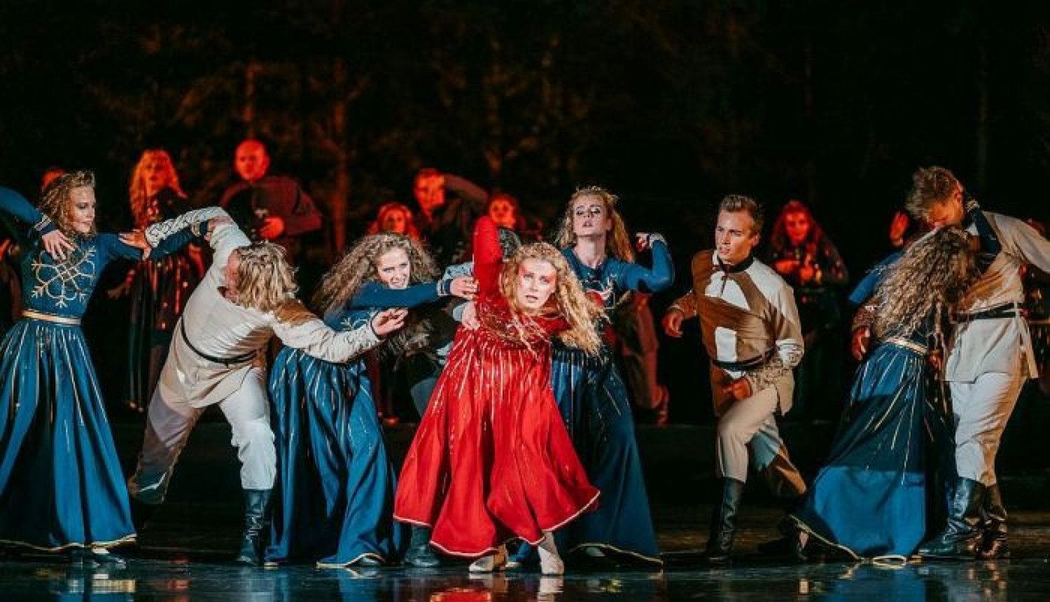 11. jūnijā Valkas brīvdabas estrādē folkbalets "Cik Saules mūsos"