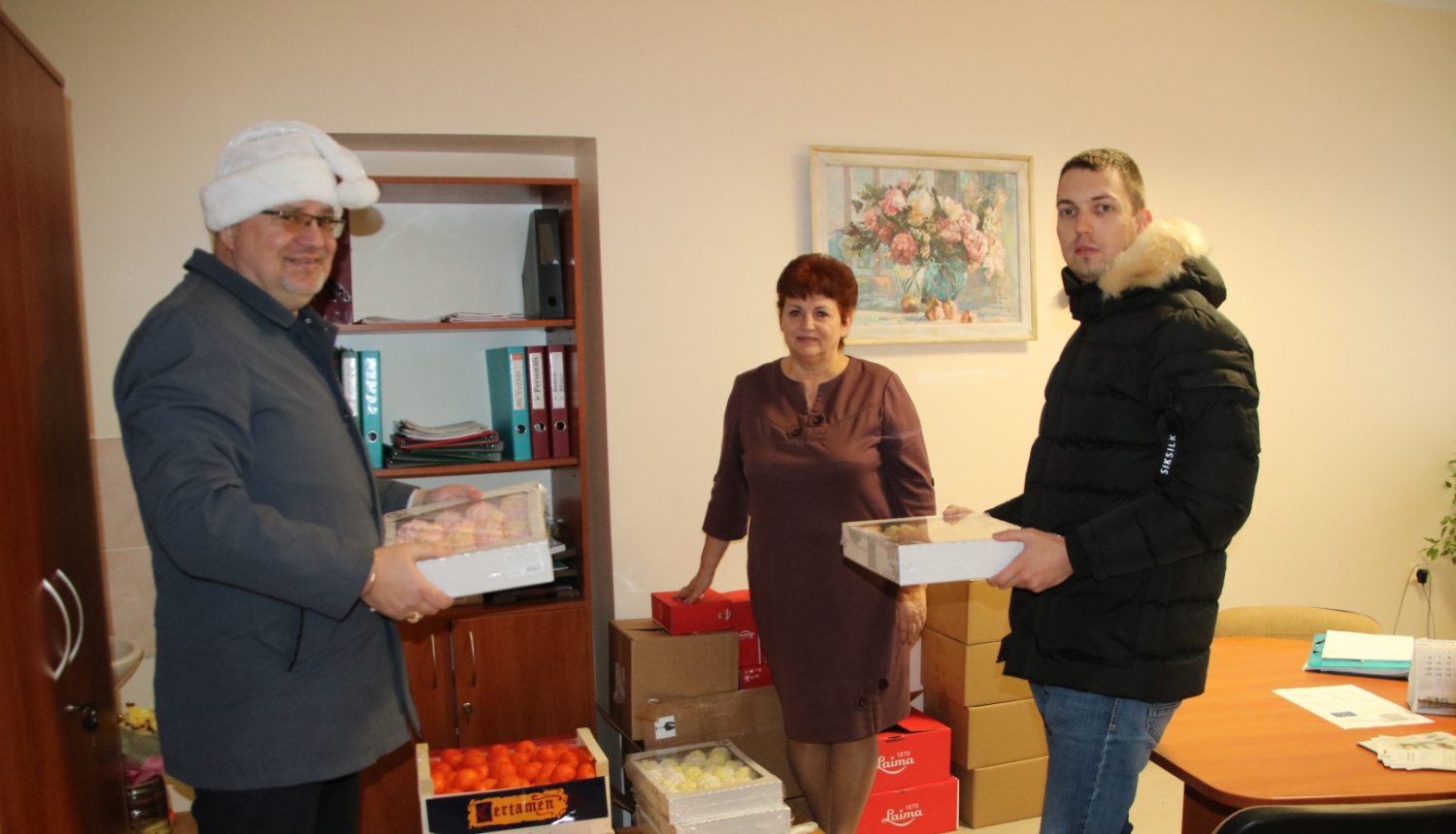 Biedrība “Atbalsts Valkai” ar uzņēmēju Andreju Pebo sagādājuši svētku sveicienu sociālā aprūpes centra “Valka” iemītniekiem