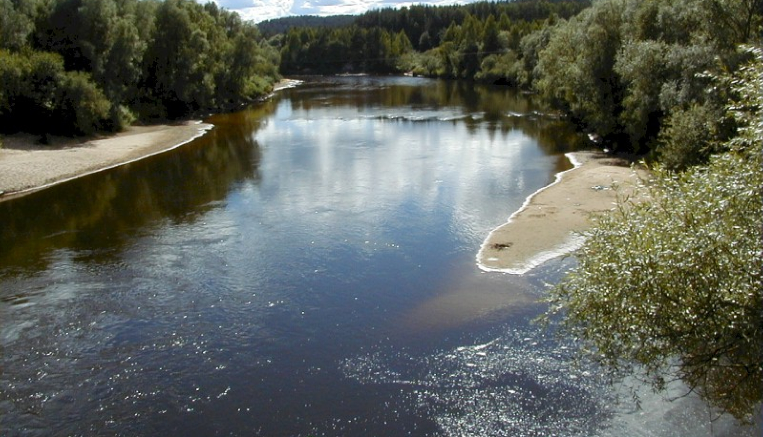 Labiekārtotas divas atpūtas vietas Gaujas upes krastos