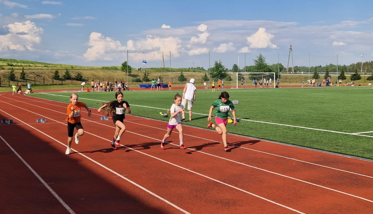 Bērnu skrien uz stadiona skrejceļa