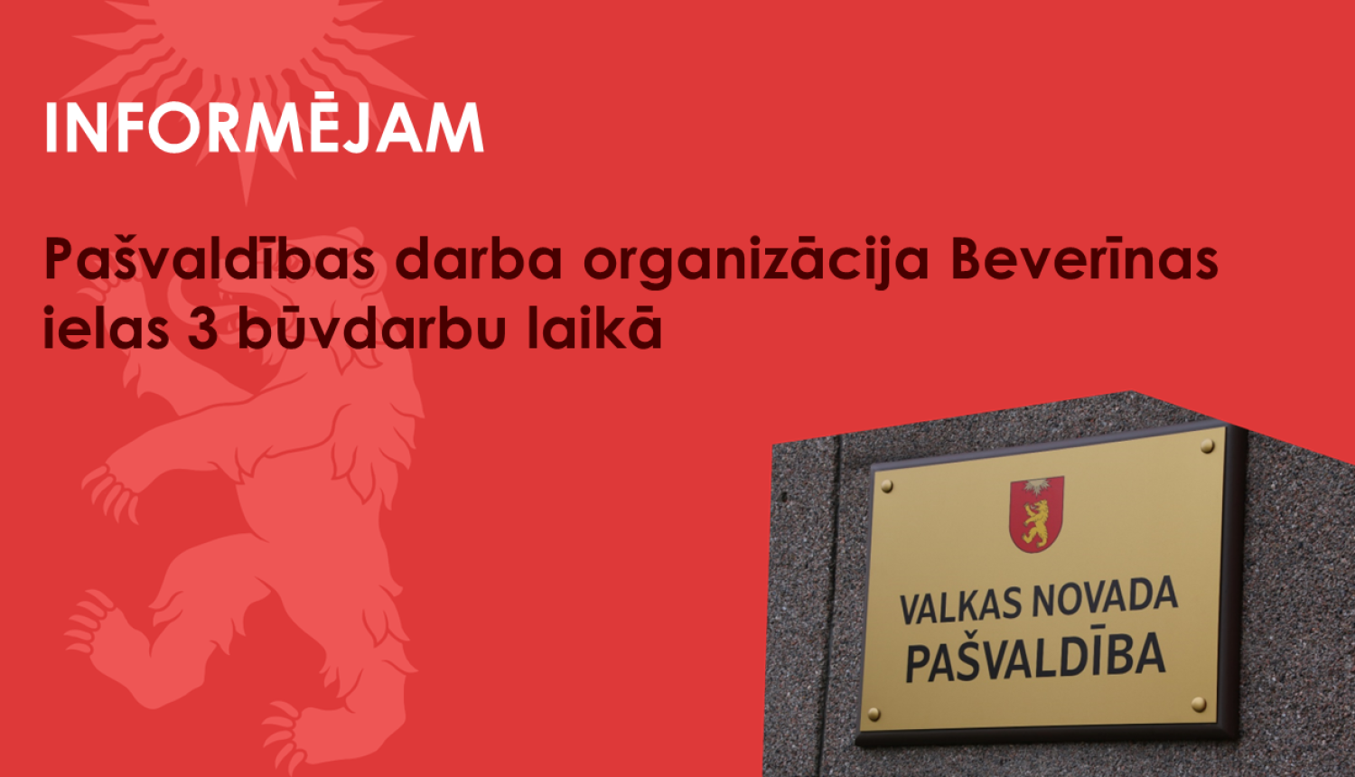 Sarkans baneris ar pašvaldības nosaukuma plāksni uz sienas