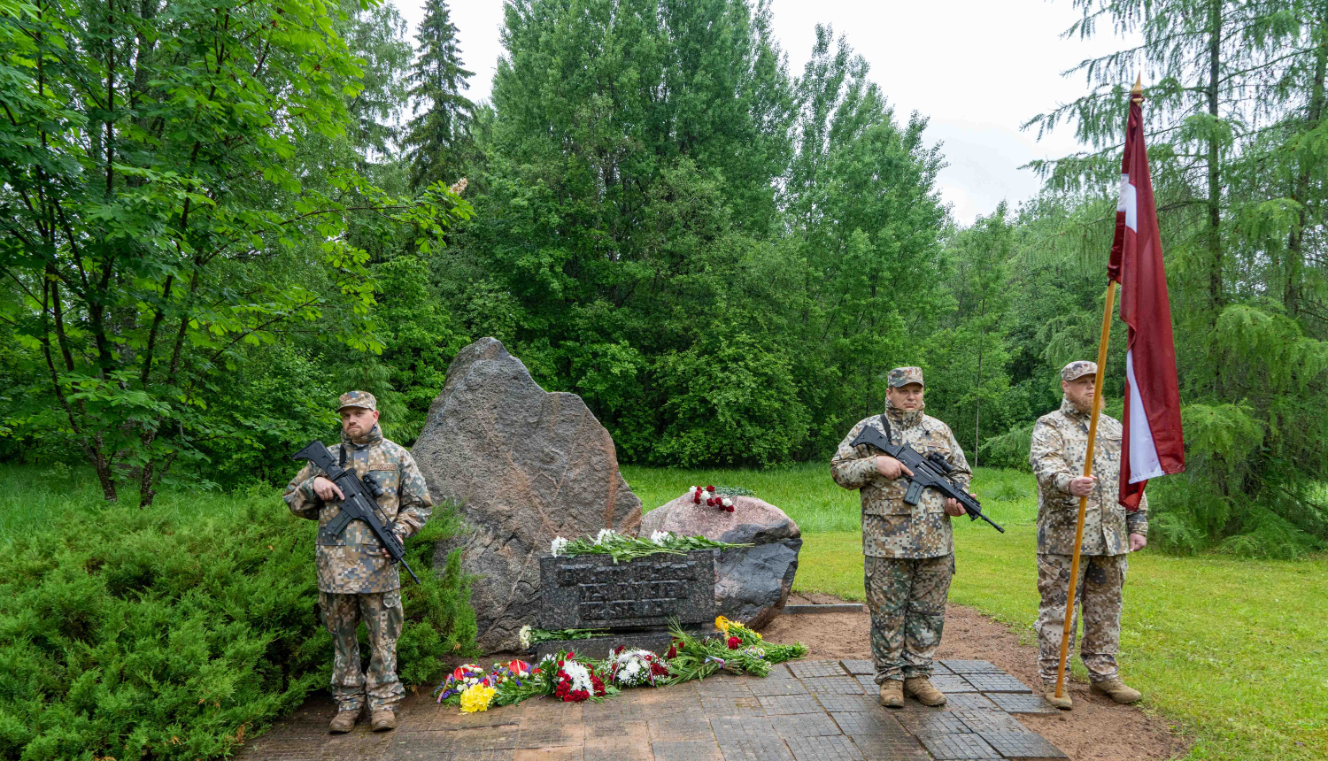 Komunistiskā terora upuriem veltīts atceres brīdis Valkā