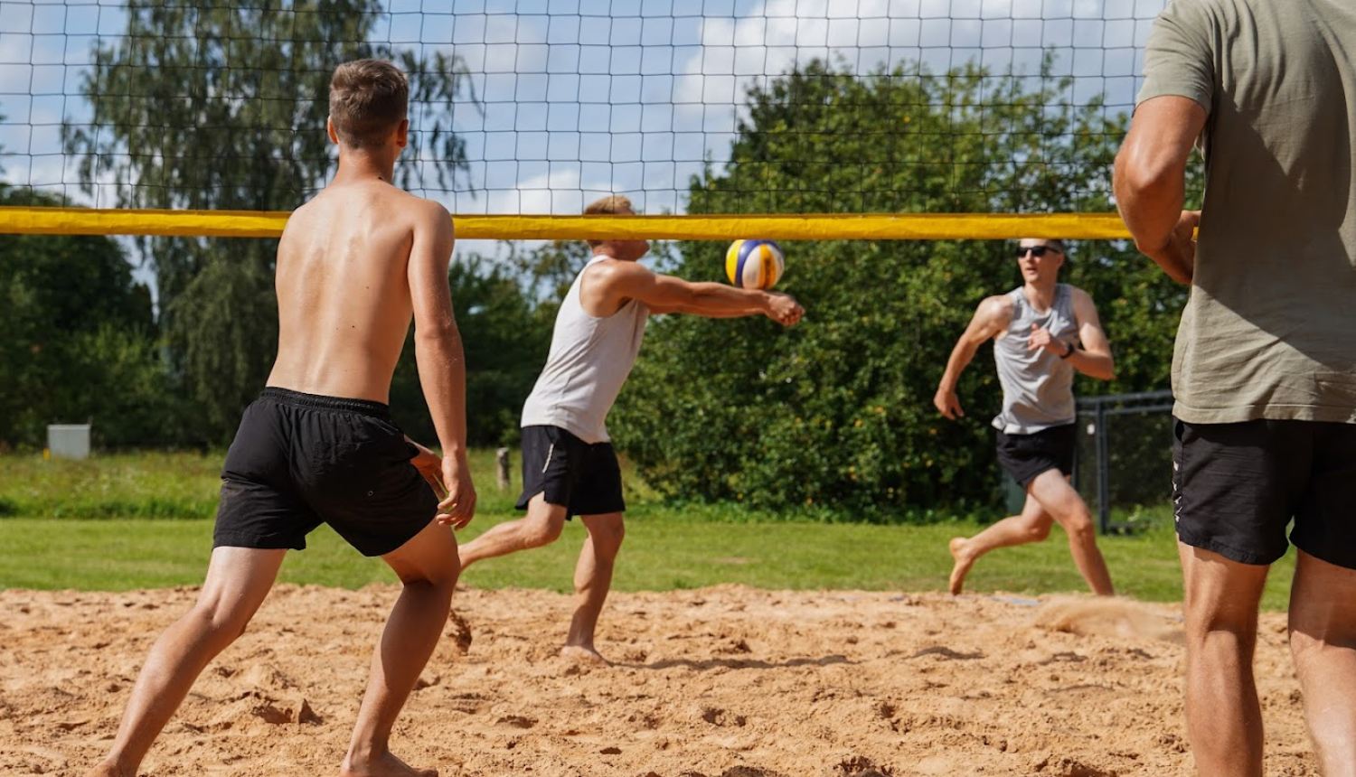 Cilvēki spēlē volejbolu