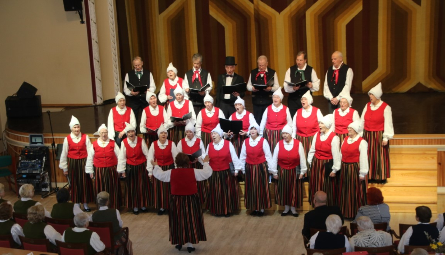 Valkas pilsētas kultūras namā - koncerts "Dziedam mieram un pavasarim"