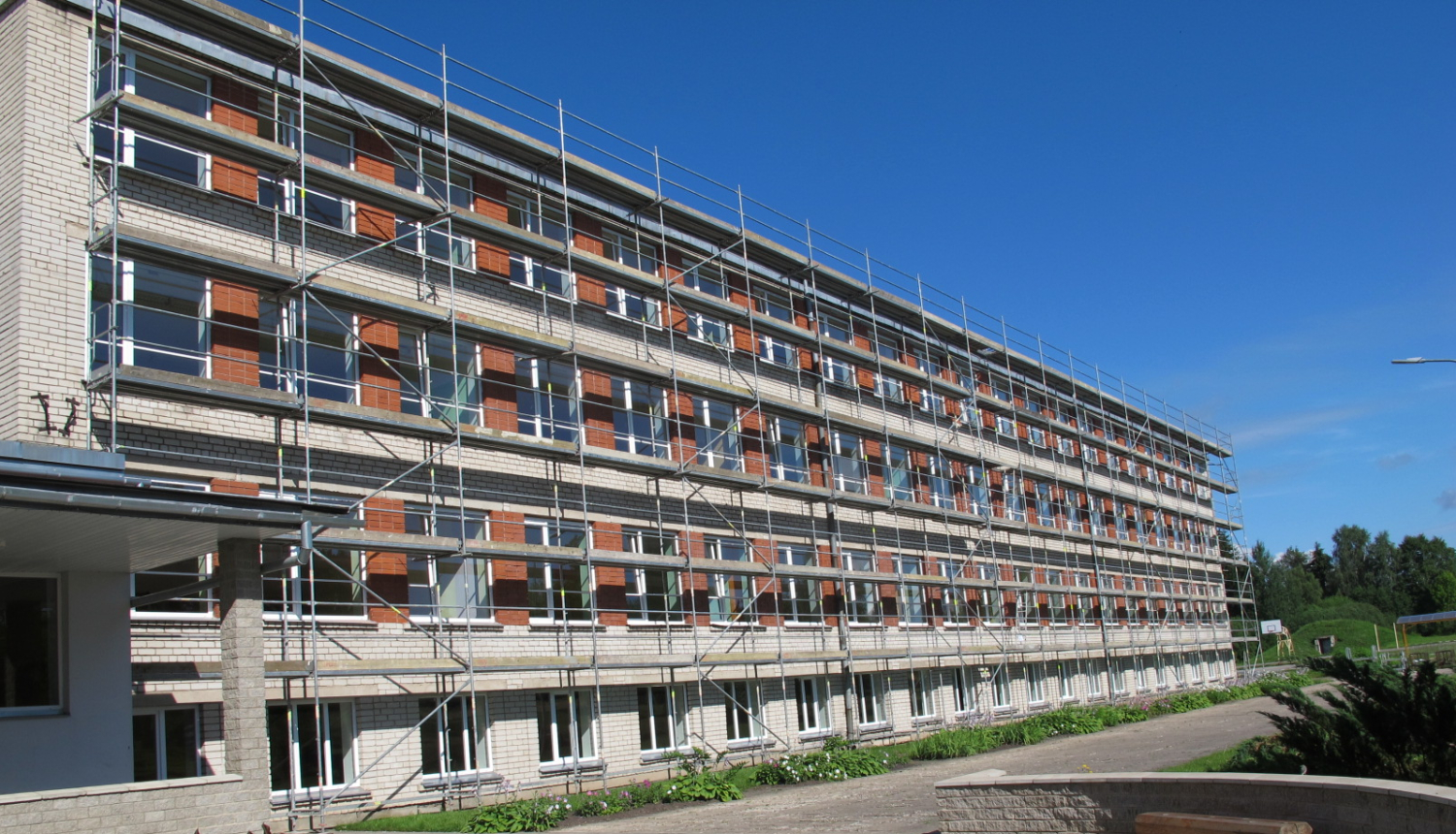 Valkas pamatskolā siltināšanas darbi notiek pilnā sparā