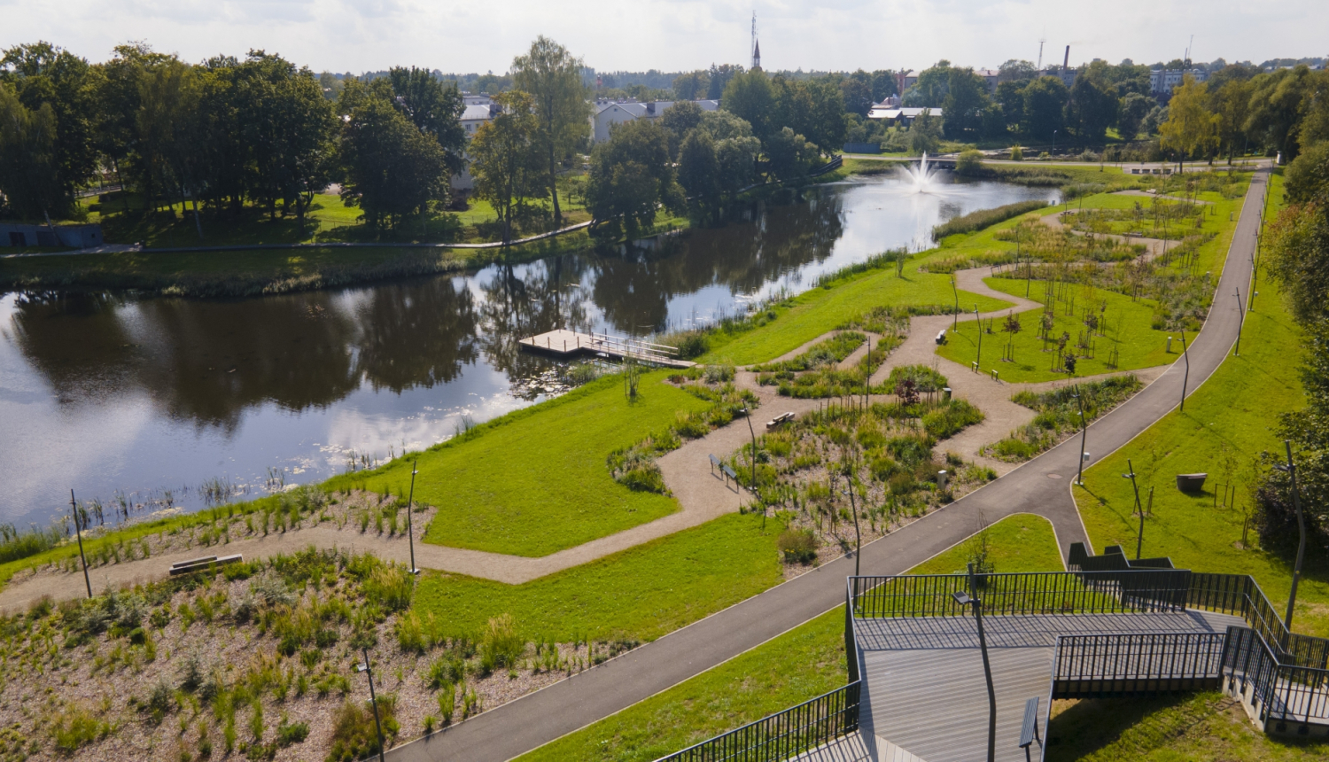 Takas un ezers skats no augšas