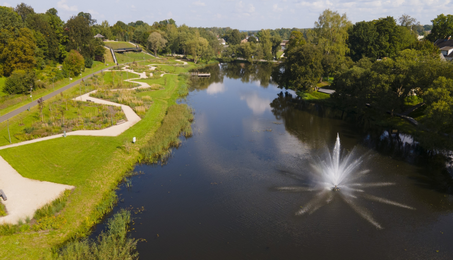 Skats uz Valgas-Valkas dvīņu pilsētu kopējās atpūtas zonu pie Pedeles