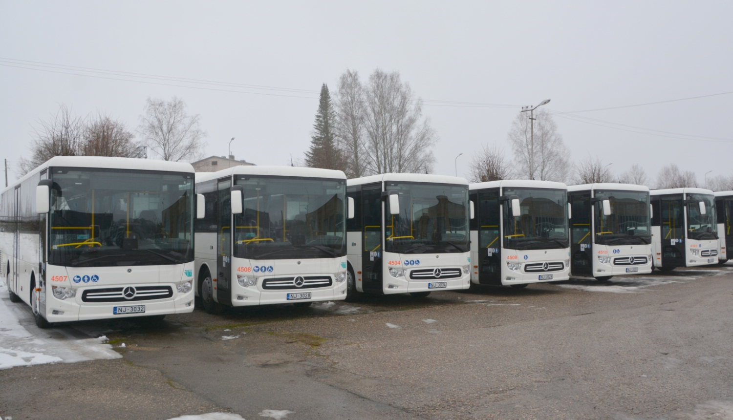 Balti VTU autobusi stāc rindā