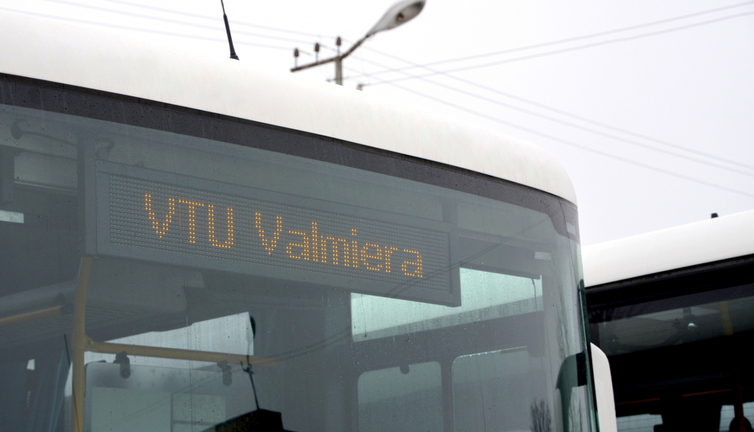 Autobusa elektroniskā zīme, uz kuras rakstīts "VTU Valmiera"