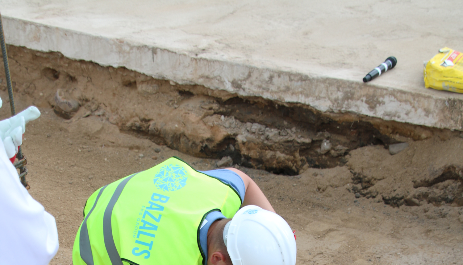 Ielikts pamatakmens ražotnei Valkas novada Kārķu pagastā