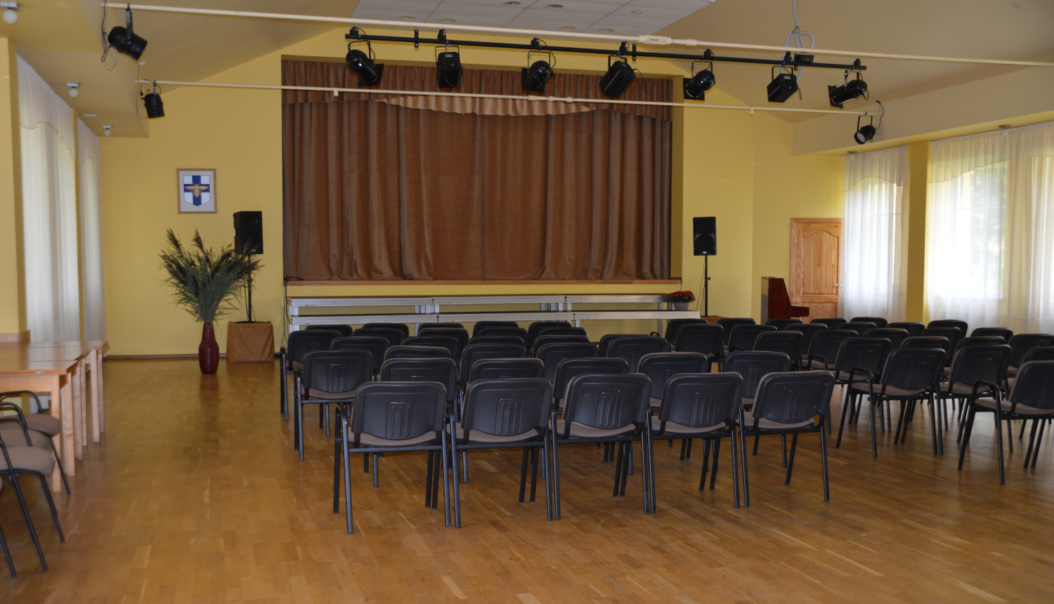 Uzsākts projekts “Mūsdienīga projektora un gaismu necaurlaidīgu žalūziju iegāde Kārķu tautas nama zālei”