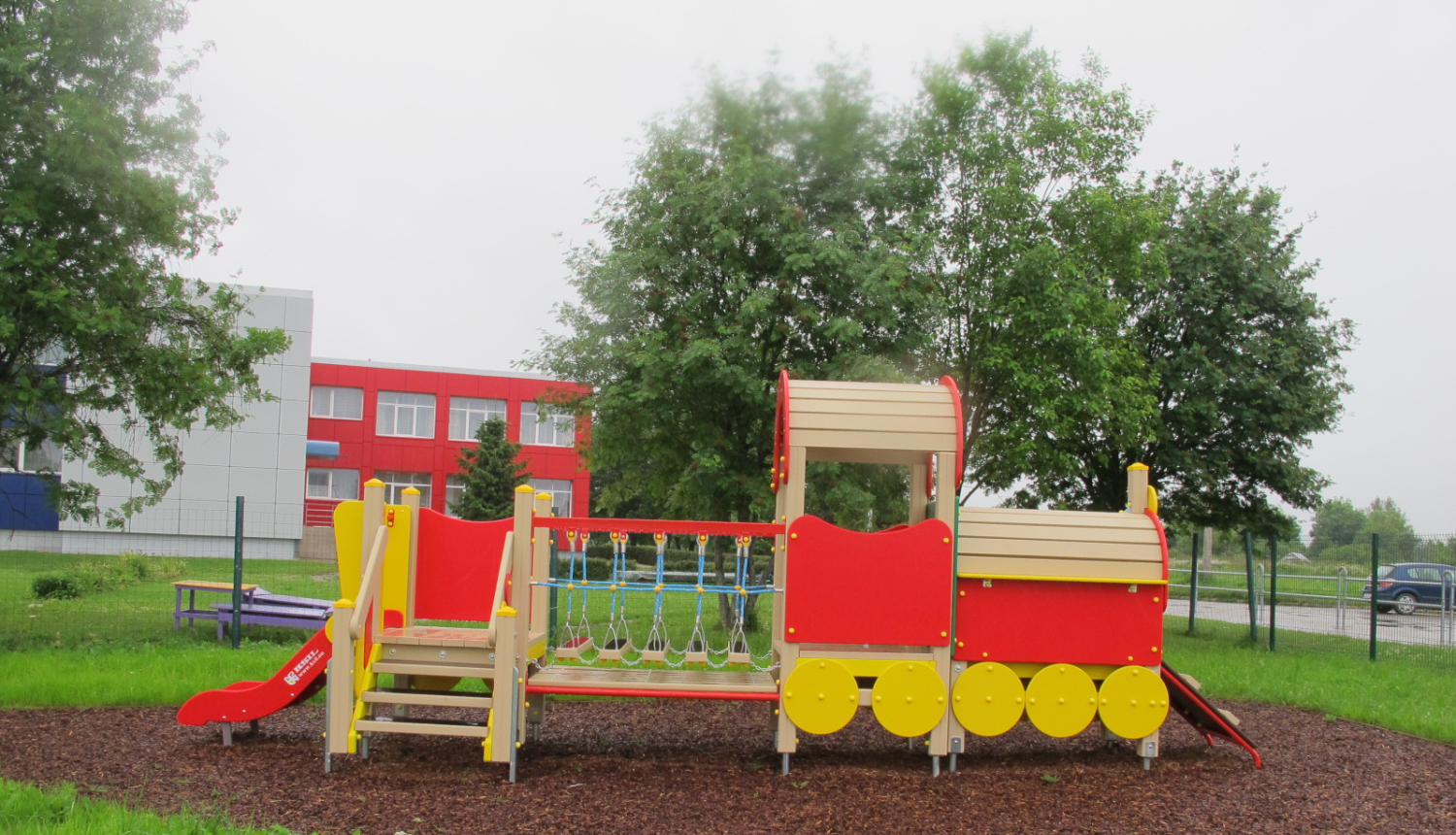 Valkas pilsētā ierīkots bērnu rotaļu laukums