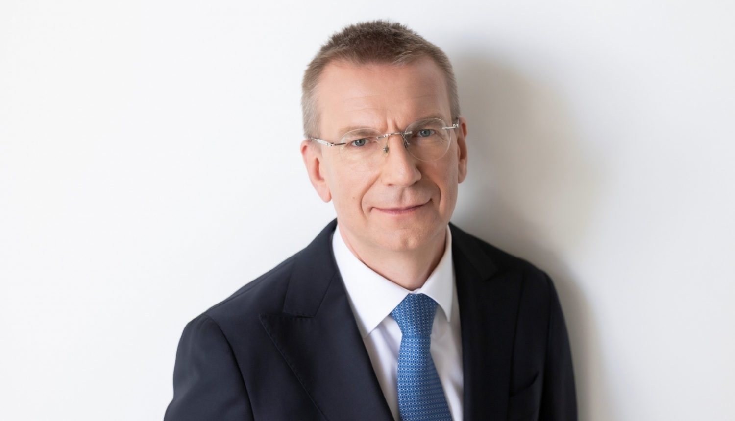 Valsts prezidents Edgars Rinkēvičs tumšā uzvalkā ar zilu kaklasaiti