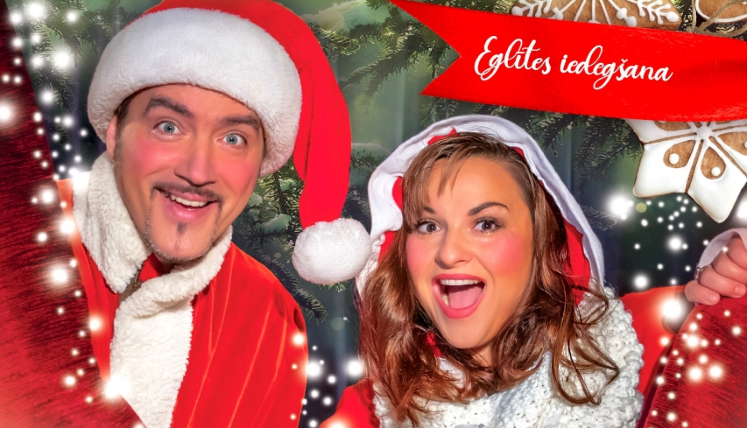 Vīrietis un sieviete sarkanos Ziemassvētku tērpos ar rūķu cepuri