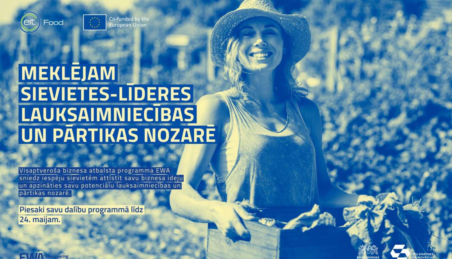 Smaidīga sieviete - lauksaimniece ar dārzeņu kasti rokās