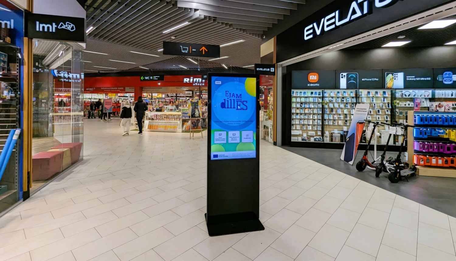 Kampaņas stends tirdzniecības centrā