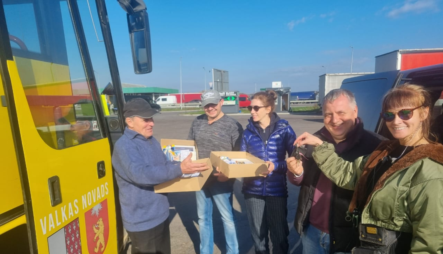 Valkas novada pašvaldības dāvinātais autobuss ar ziedojumu kravu sasniedzis galamērķi