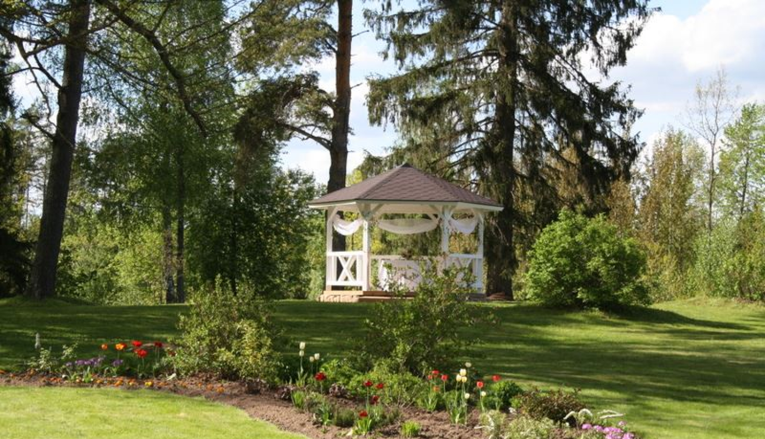 Ar LMT atbalstu pie Kārķu baznīcas uzstādīta lapene