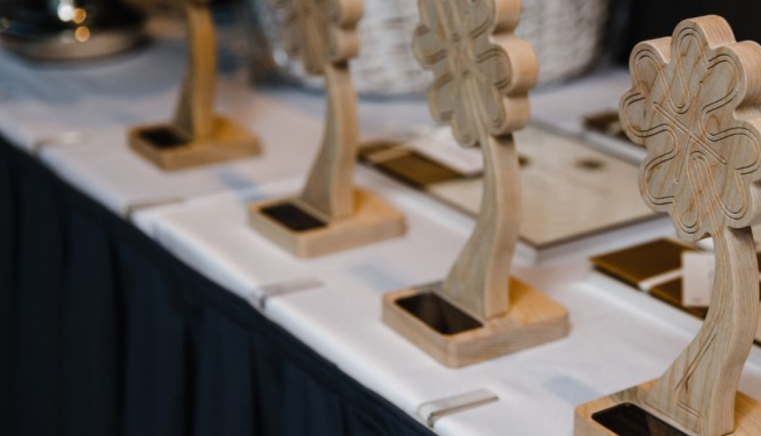 No koka izgrebtas trofejas rindā stāv uz galda