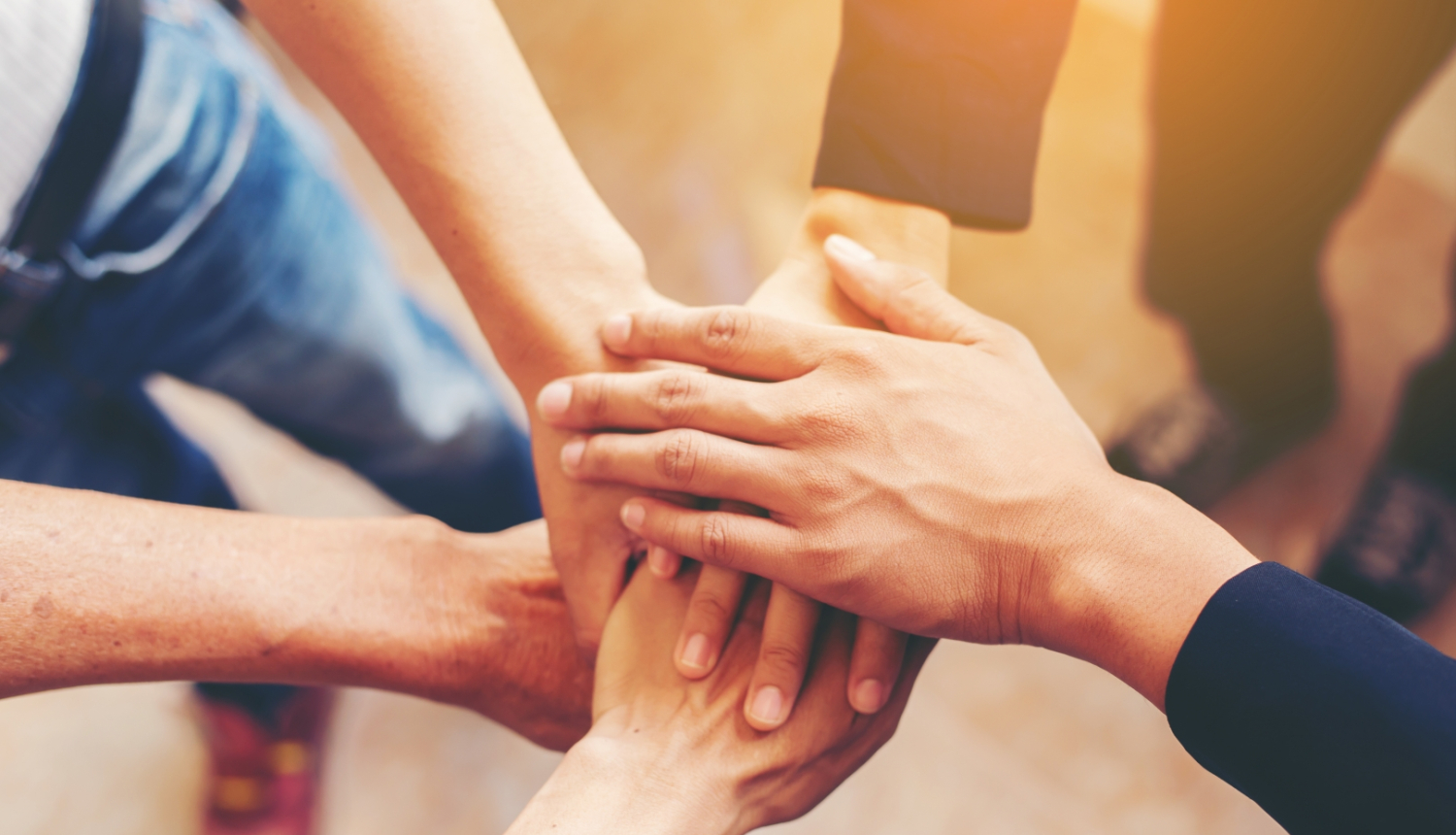 Saliktas rokas kopā