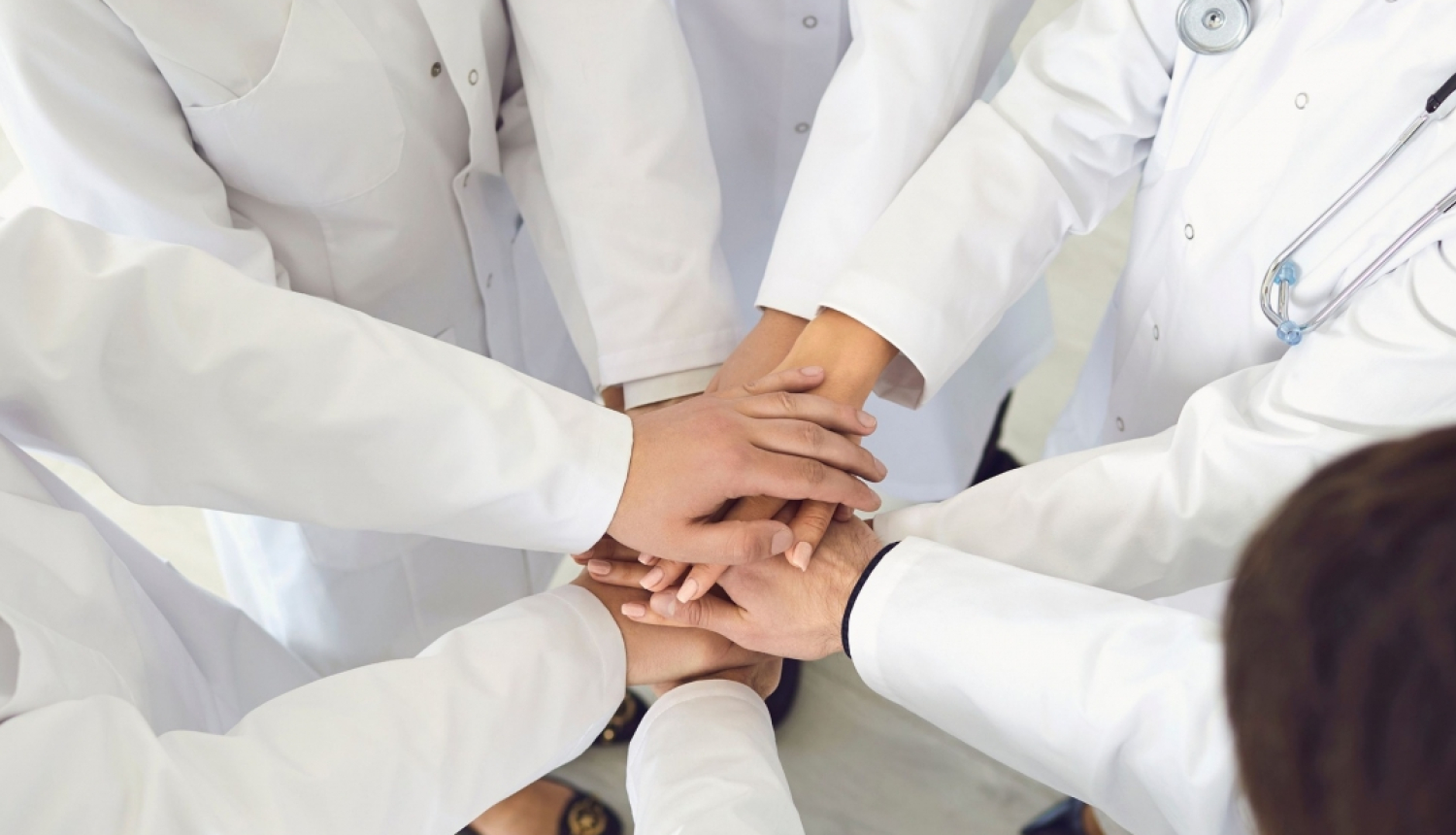 Ārsti sadevušies rokās
