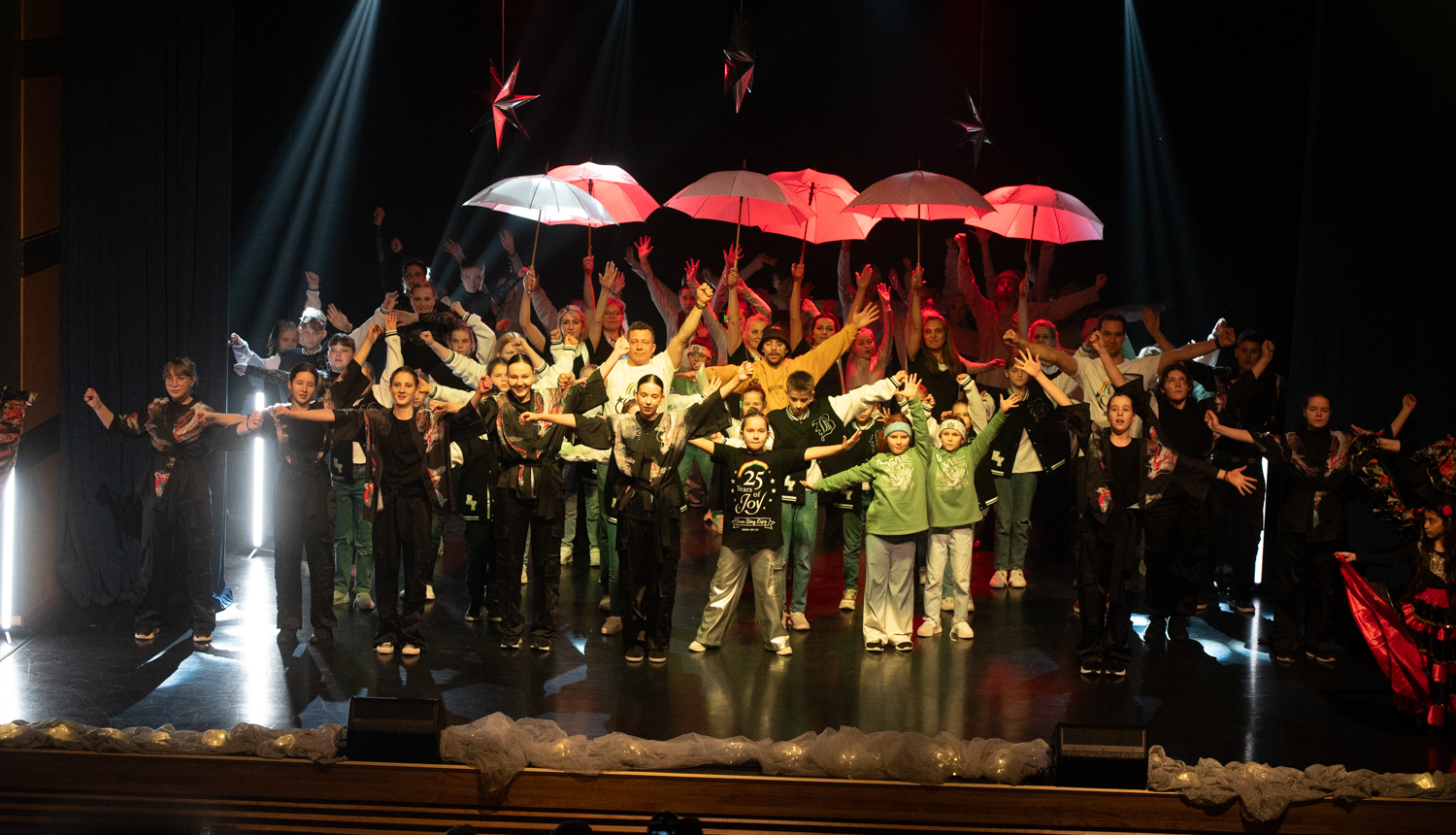 Studijas JOY kolektīvs uz skatuves