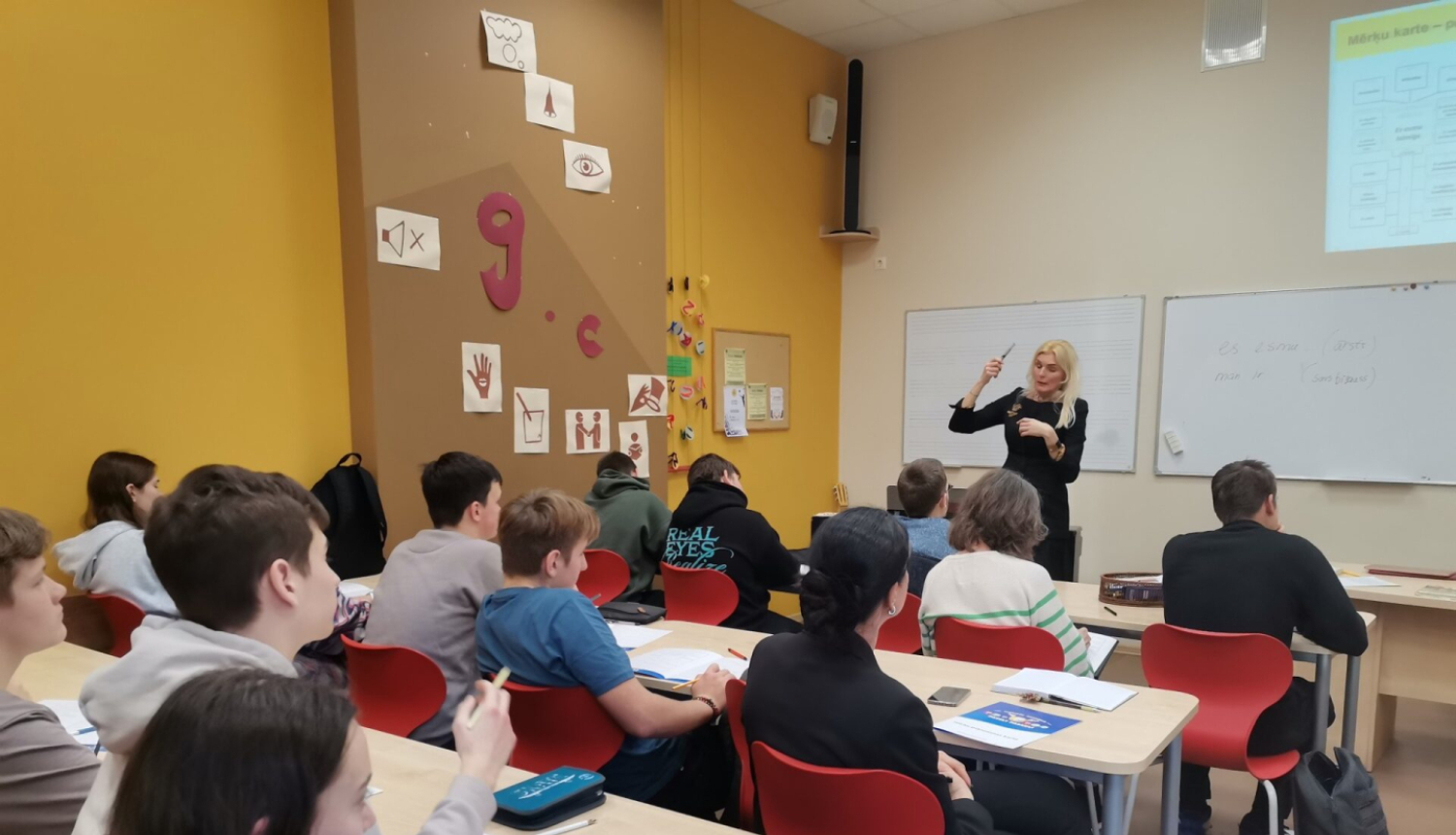 Skolēni klausās lekciju