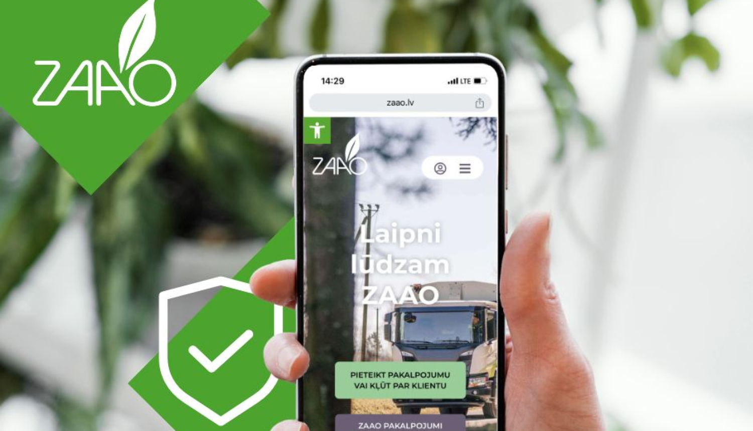 Mobilais telefons cilvēka rokās ar jauno ZAAO portālu