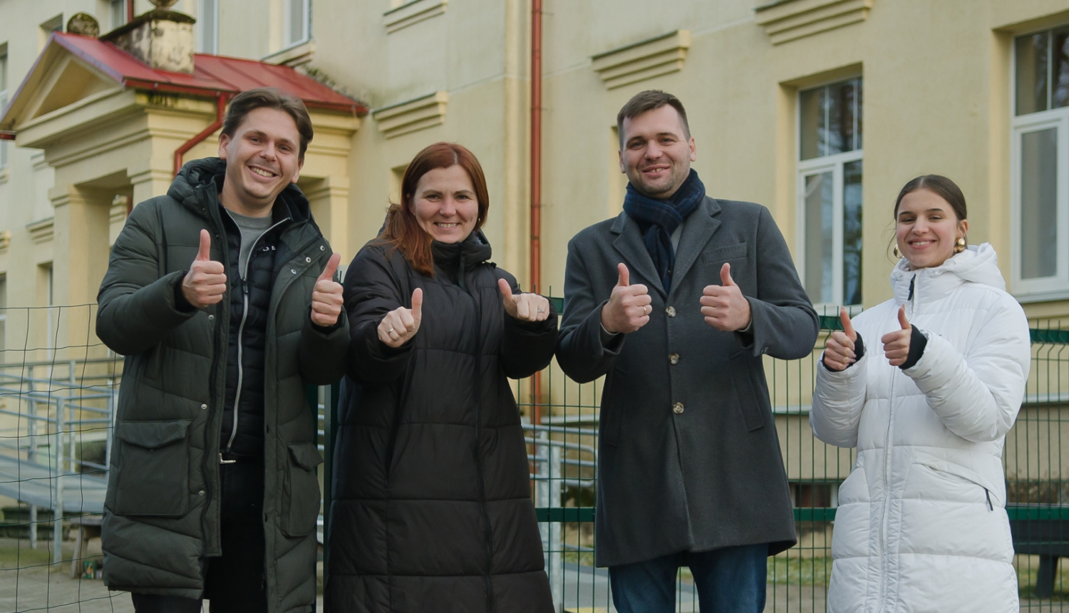 Četri smaidīgi cilvēki