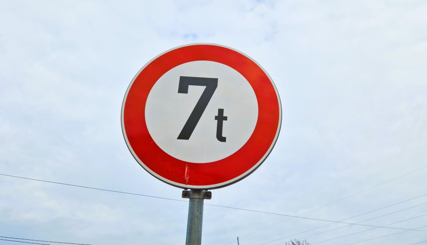 7t ierobežojuma ceļa zīme