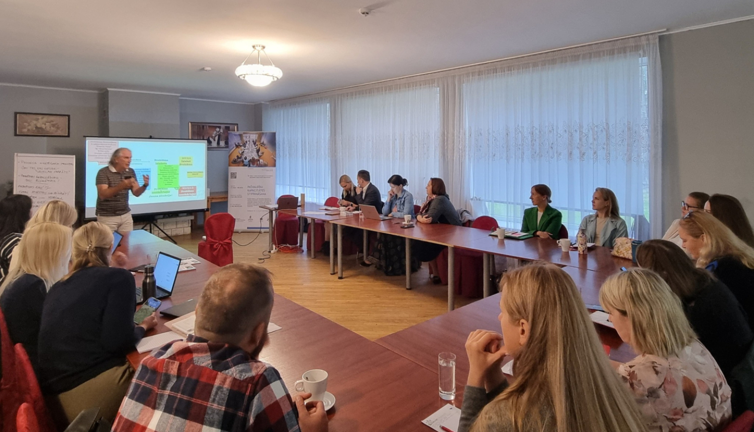 Speciālisti pie galda