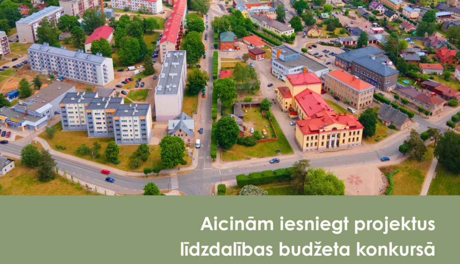 Pilsētas skats no drona lidojuma skatapunkta