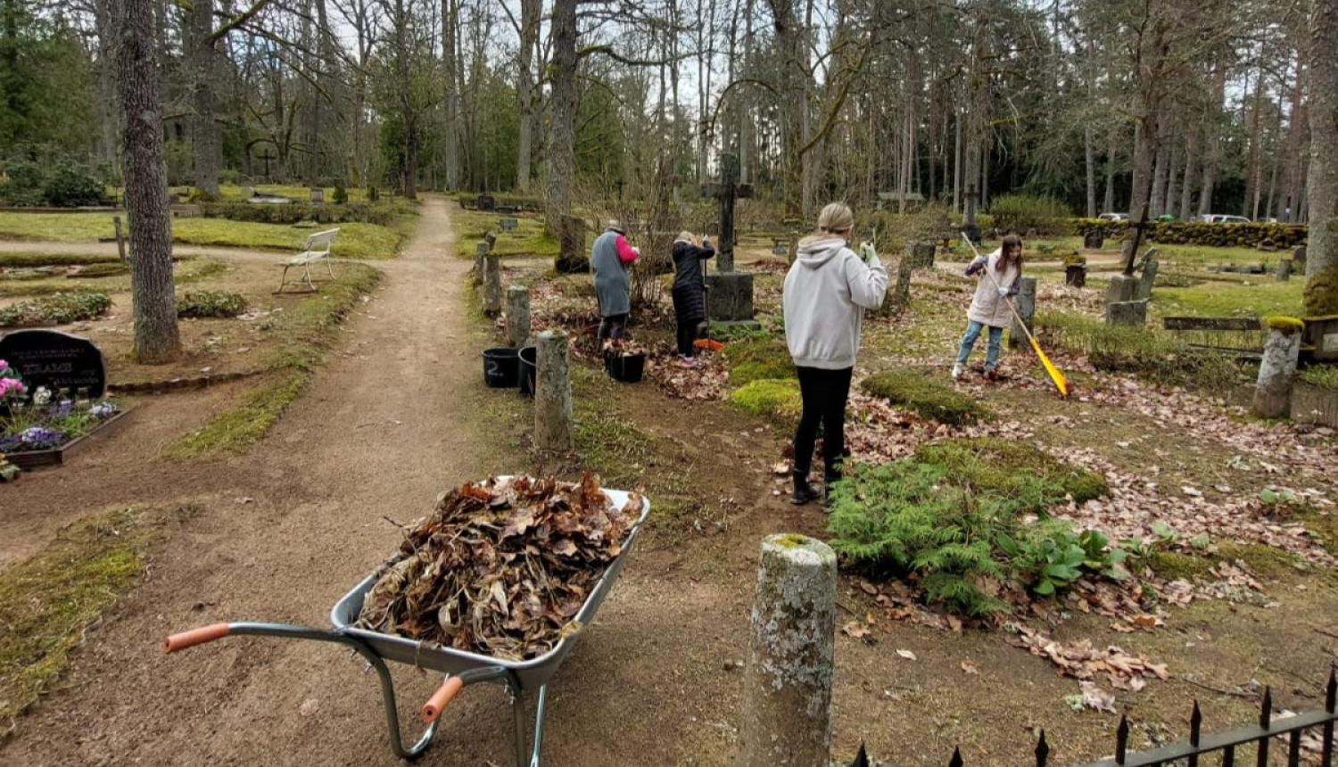 Talcinieki ar grābekļiem kapos