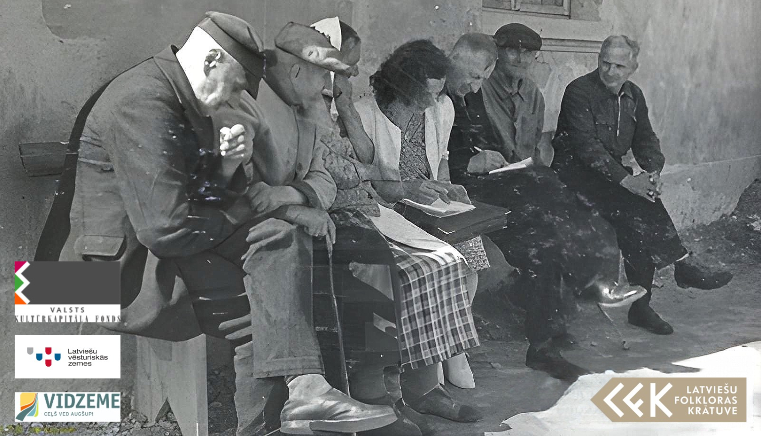 Melnbalta fotogrāfija ar sēdošiem senioriem un projekta logo