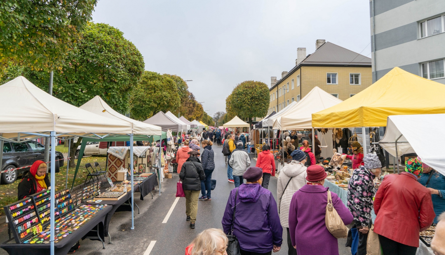 Tirgus teltis ielas malās un pircēji pa vidu