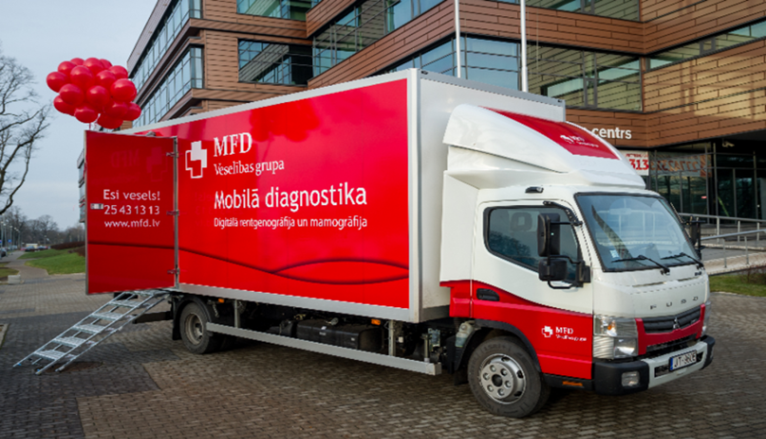 Mobilās diagnostikas sarkanbaltais busiņš