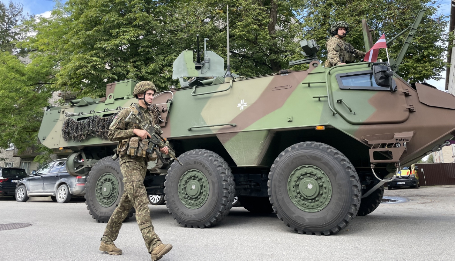 Bruņumašīna un zemessargs