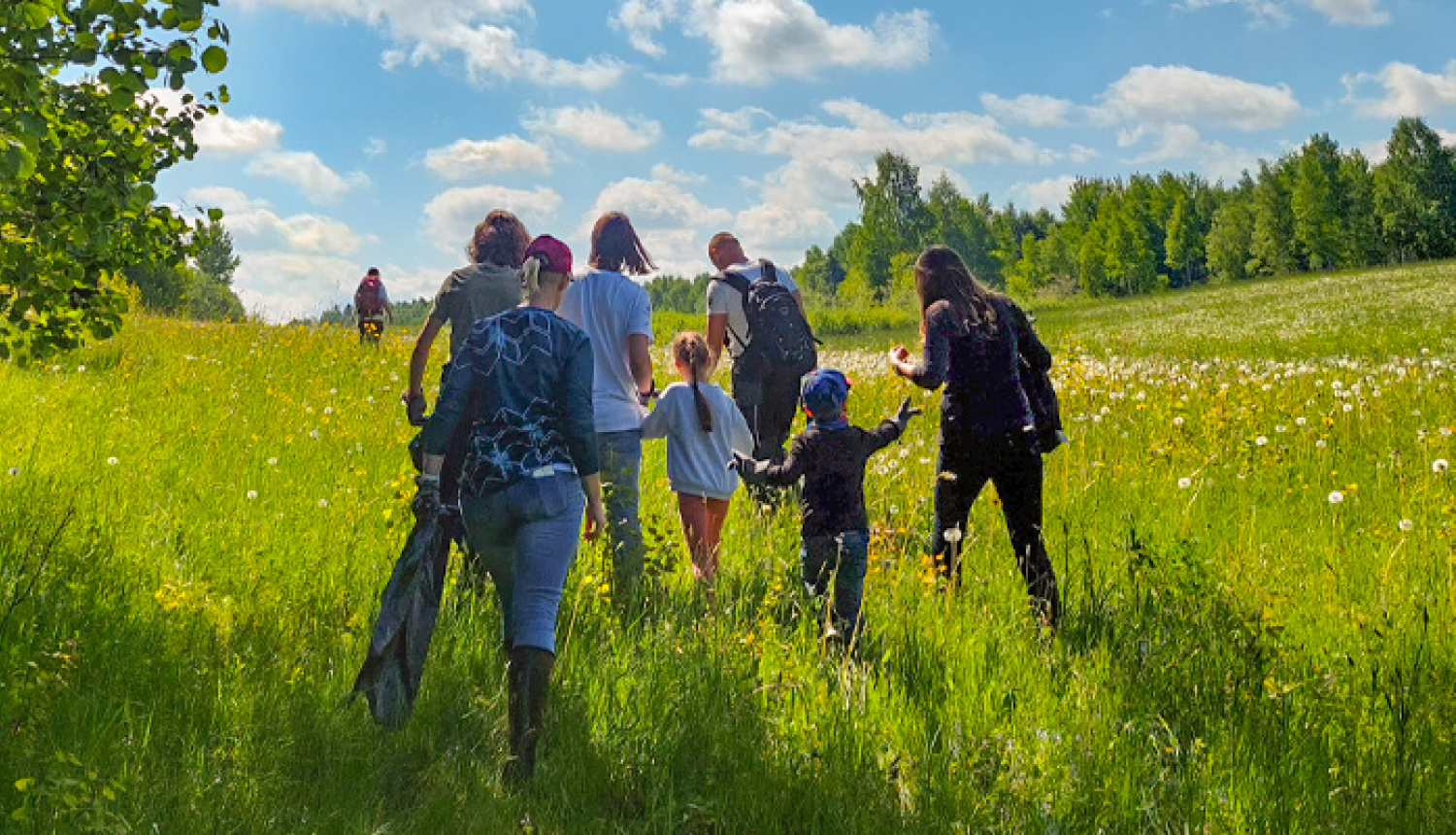 Cilvēki savvaļas pļavā