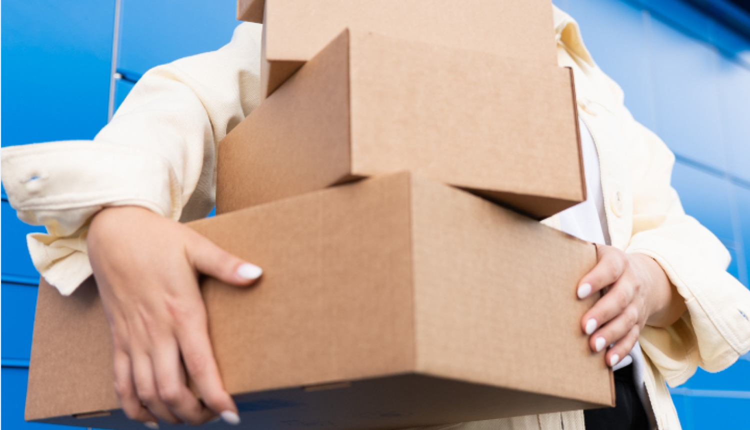 Cilvēks, kas rokās tur sūtijumu pakas