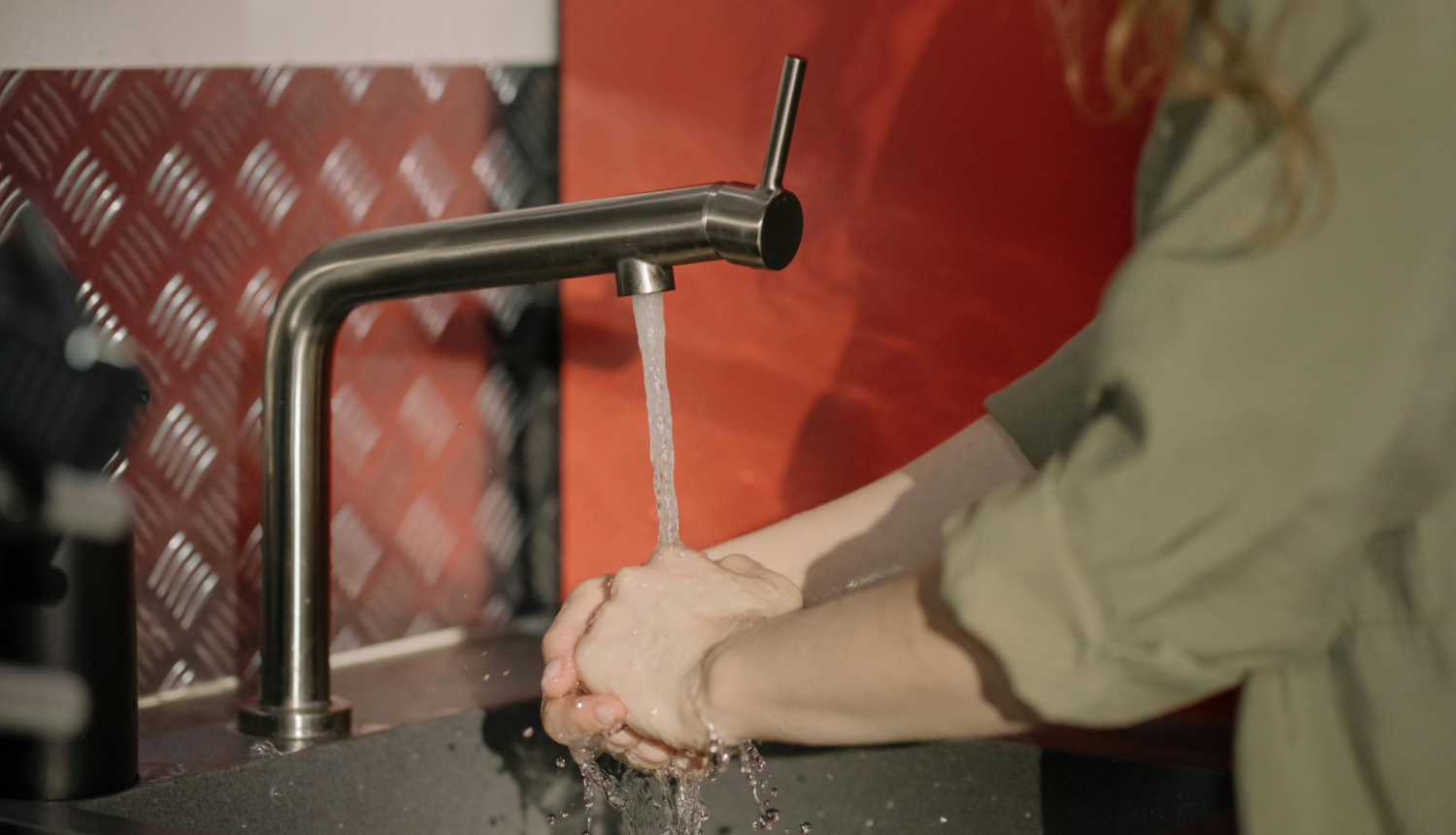 Mazgā rokas ar ūdeni
