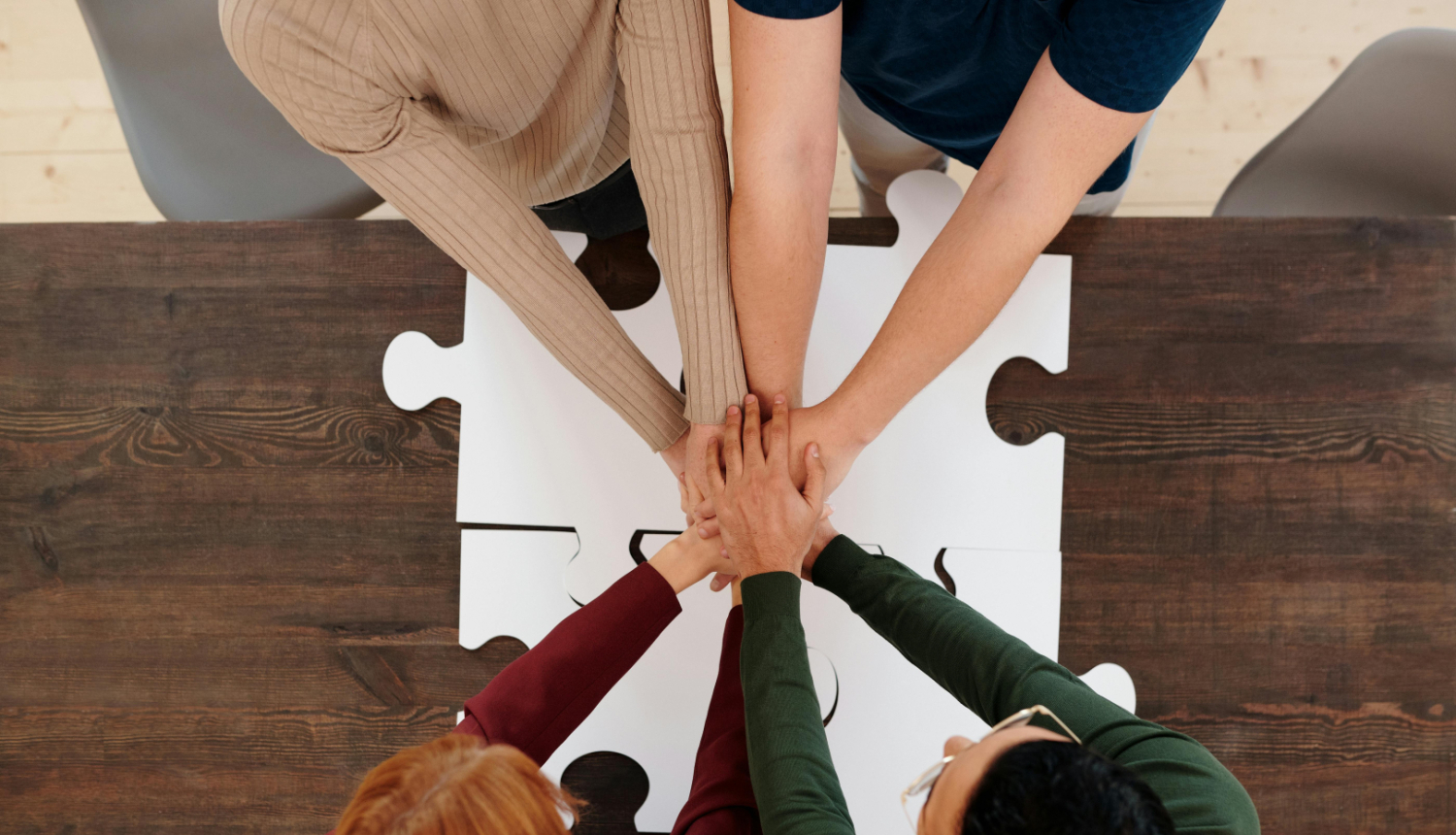 Cilvēki sadevušies rokās